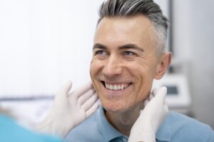 Paciente sonriendo en la consulta