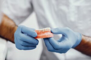 imagen del primer plano con una protesis dental