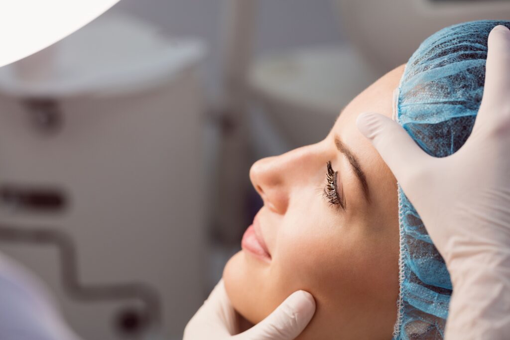 imagen del perfil de una mujer en la consulta de medicina estética