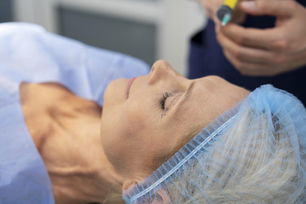 imagen de una chica en el gabinete de medicina estetica