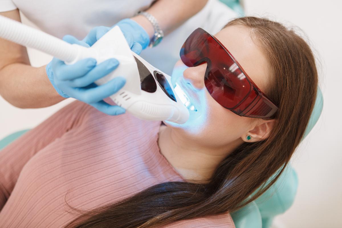 paciente haciendose un blanqueamiento dental en coin en vitelier clinica dental