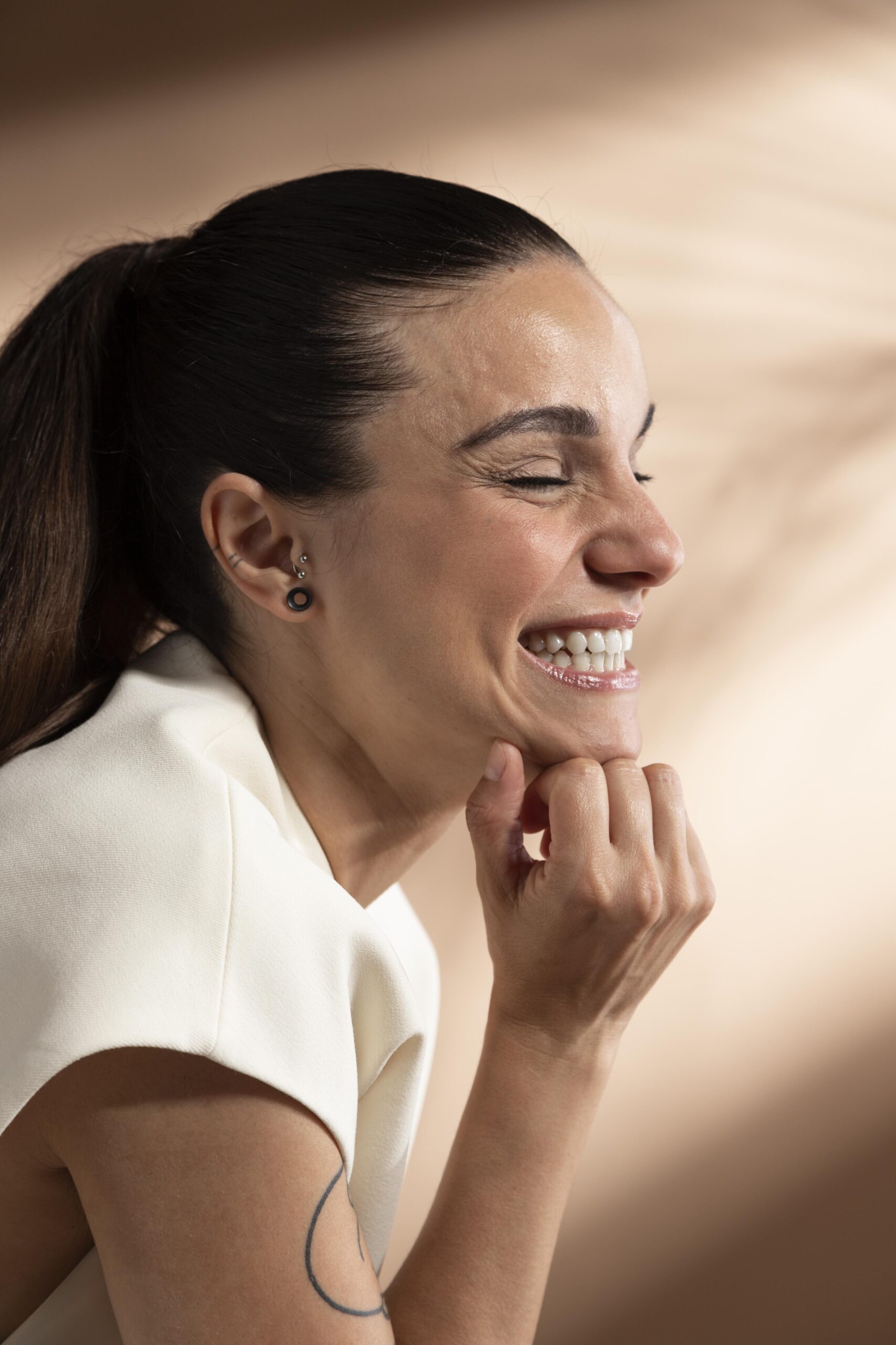 imagen de una paciente de estetica dental de la clinica vitelier en coin