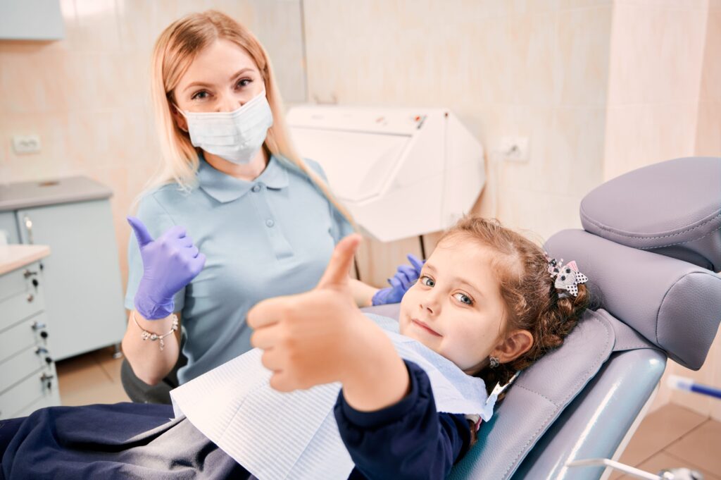 imagen de la ortodoncista en consulta con un niño en la clinica dental vitelier de coin