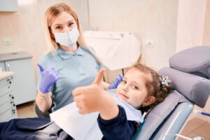 imagen de la ortodoncista en consulta con un niño en la clinica dental vitelier de coin